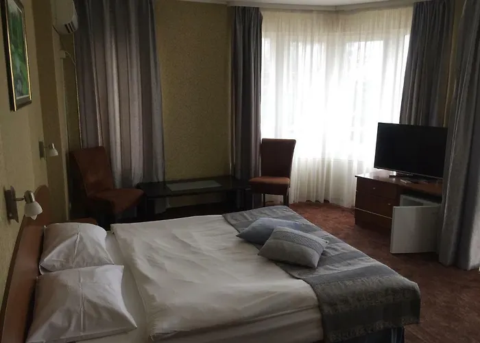 Отель Family Lazuren Briag 3*