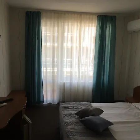 מלון Family Lazuren Briag 3*